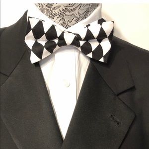 Black and White Pre-Tied Bow Tie
